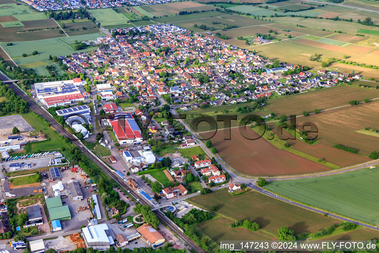 Vue aérienne de Vue de la ville depuis le sud le long de la voie ferrée à le quartier Orschweier in Mahlberg dans le département Bade-Wurtemberg, Allemagne