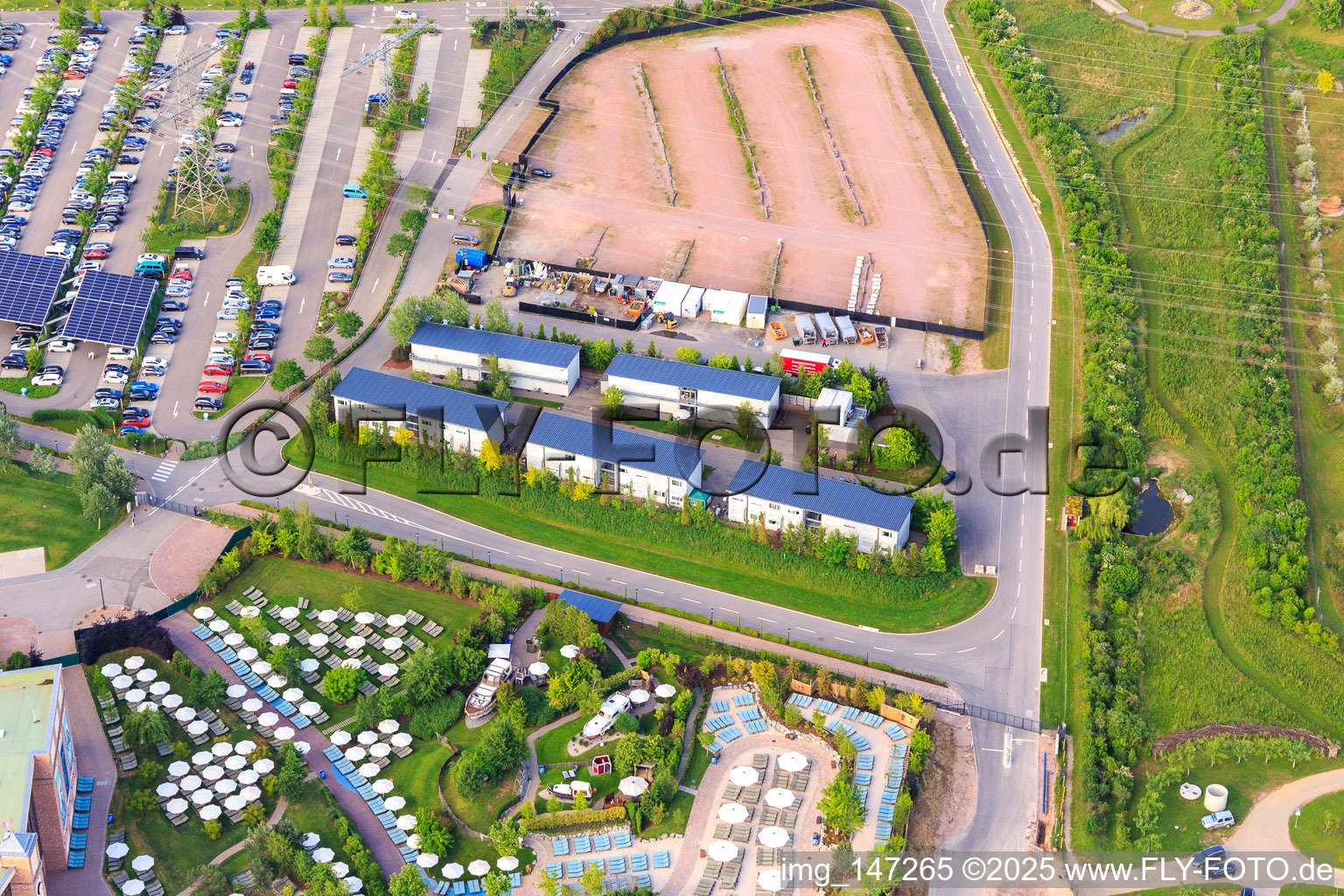 Vue aérienne de Installation de conteneurs sur le site d'extension de Rulantica à Europapark Rust à Rust dans le département Bade-Wurtemberg, Allemagne