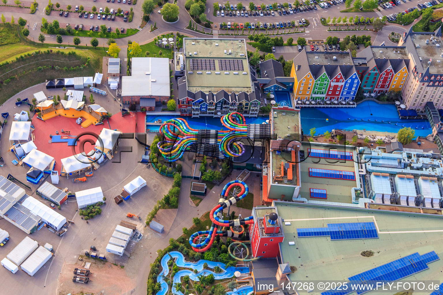 Vue aérienne de Vildfål - Toboggan de chute libre et arène « Always Sundays » de Rulantica à Europa-Park Rust à Rust dans le département Bade-Wurtemberg, Allemagne