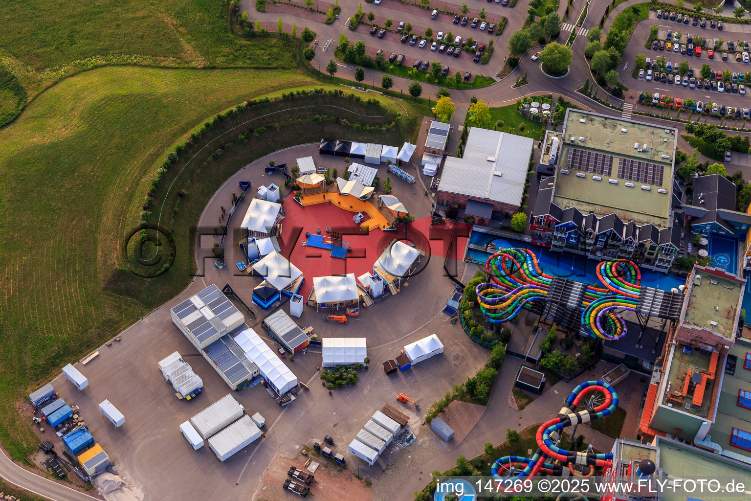 Vue aérienne de Vildfål - Toboggan de chute libre et arène « Always Sundays » de Rulantica à Europa-Park Rust à Rust dans le département Bade-Wurtemberg, Allemagne