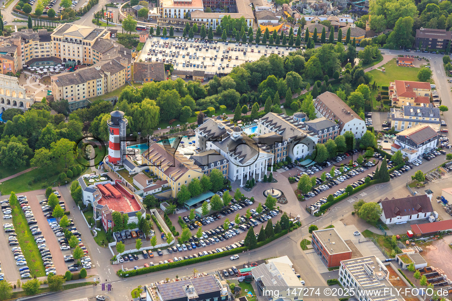 Vue aérienne de Hôtel d'aventure 4 étoiles supérieur « Bell Rock » et restaurant Ammolite - The Lighthouse à Europa-Park Rust à Rust dans le département Bade-Wurtemberg, Allemagne