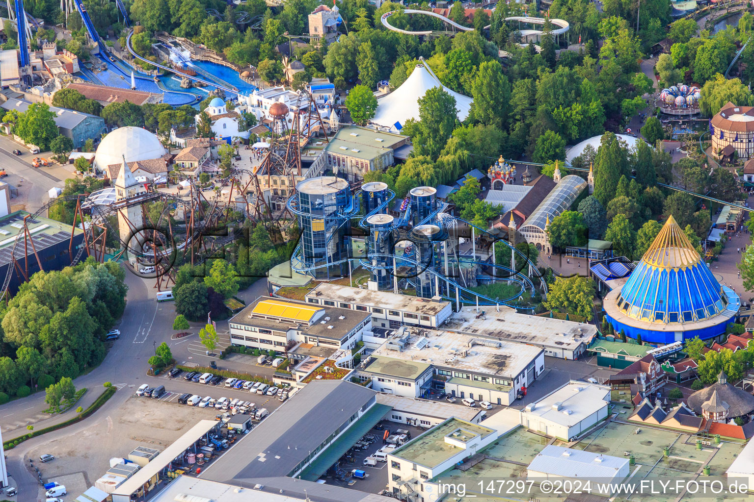 Vue aérienne de Station Euro-Mir et Musée Mir d'Europapark Rust à Rust dans le département Bade-Wurtemberg, Allemagne