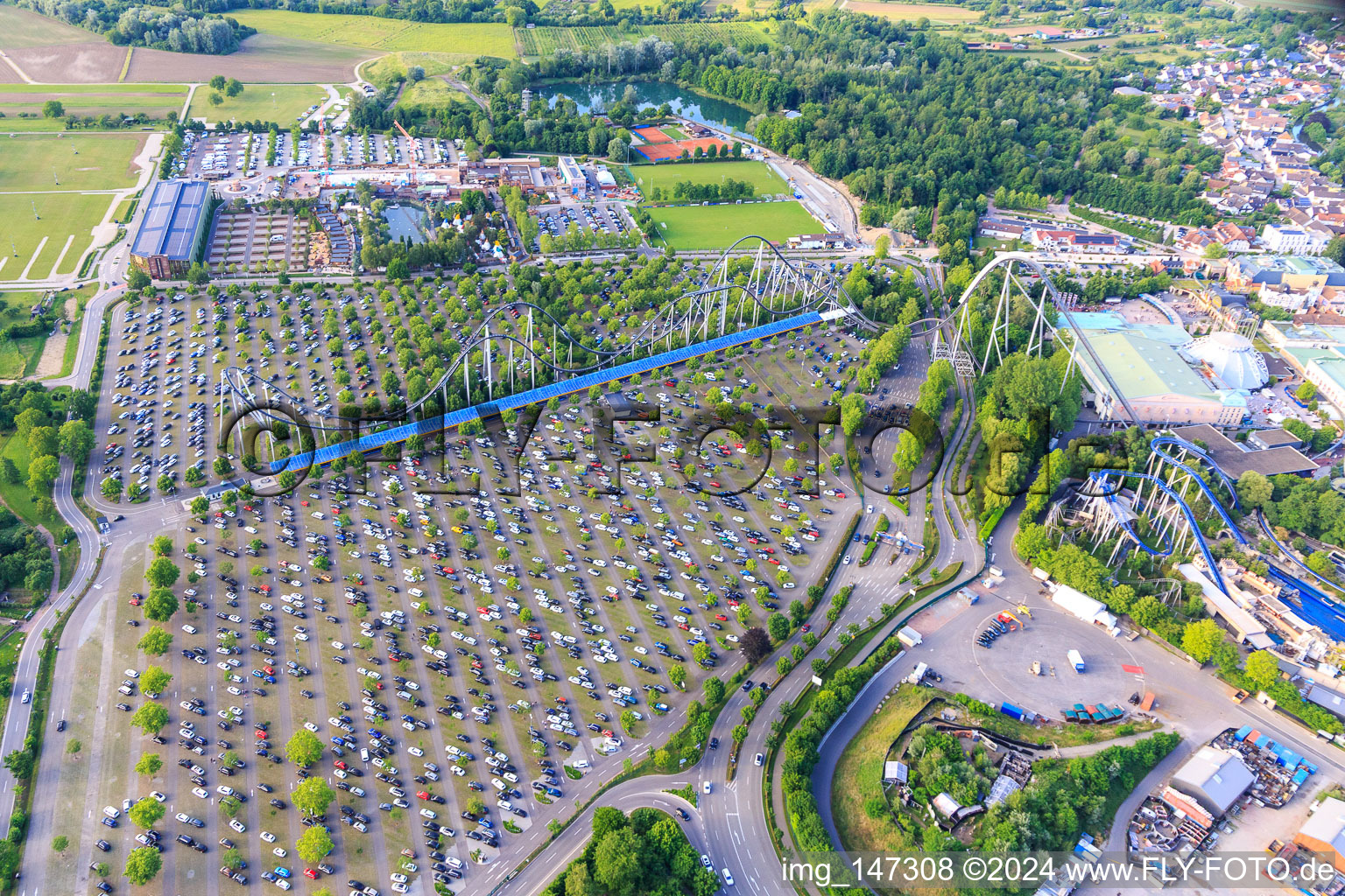 Vue aérienne de Parking avec Étoile d'Argent d'Europapark Rust à Rust dans le département Bade-Wurtemberg, Allemagne