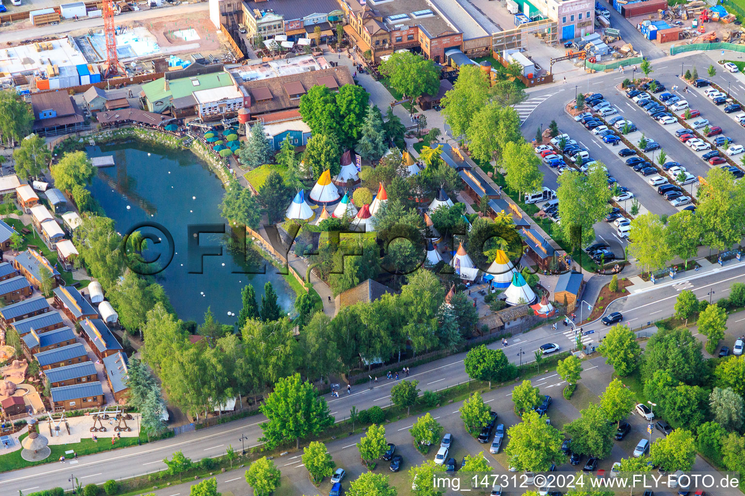 Vue aérienne de Camp Resort avec ville de tipis indiens au bord du lac d'Europapark Rust à Rust dans le département Bade-Wurtemberg, Allemagne