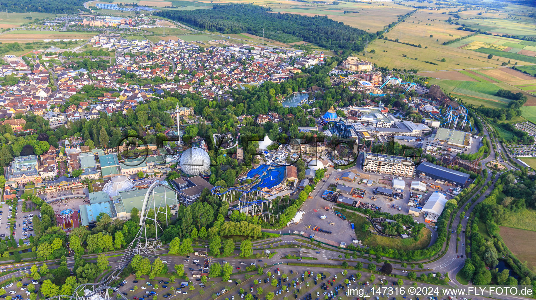 Vue aérienne de Vue d'ensemble de la partie classique d'Europa-Park Rust depuis l'ouest à Rust dans le département Bade-Wurtemberg, Allemagne