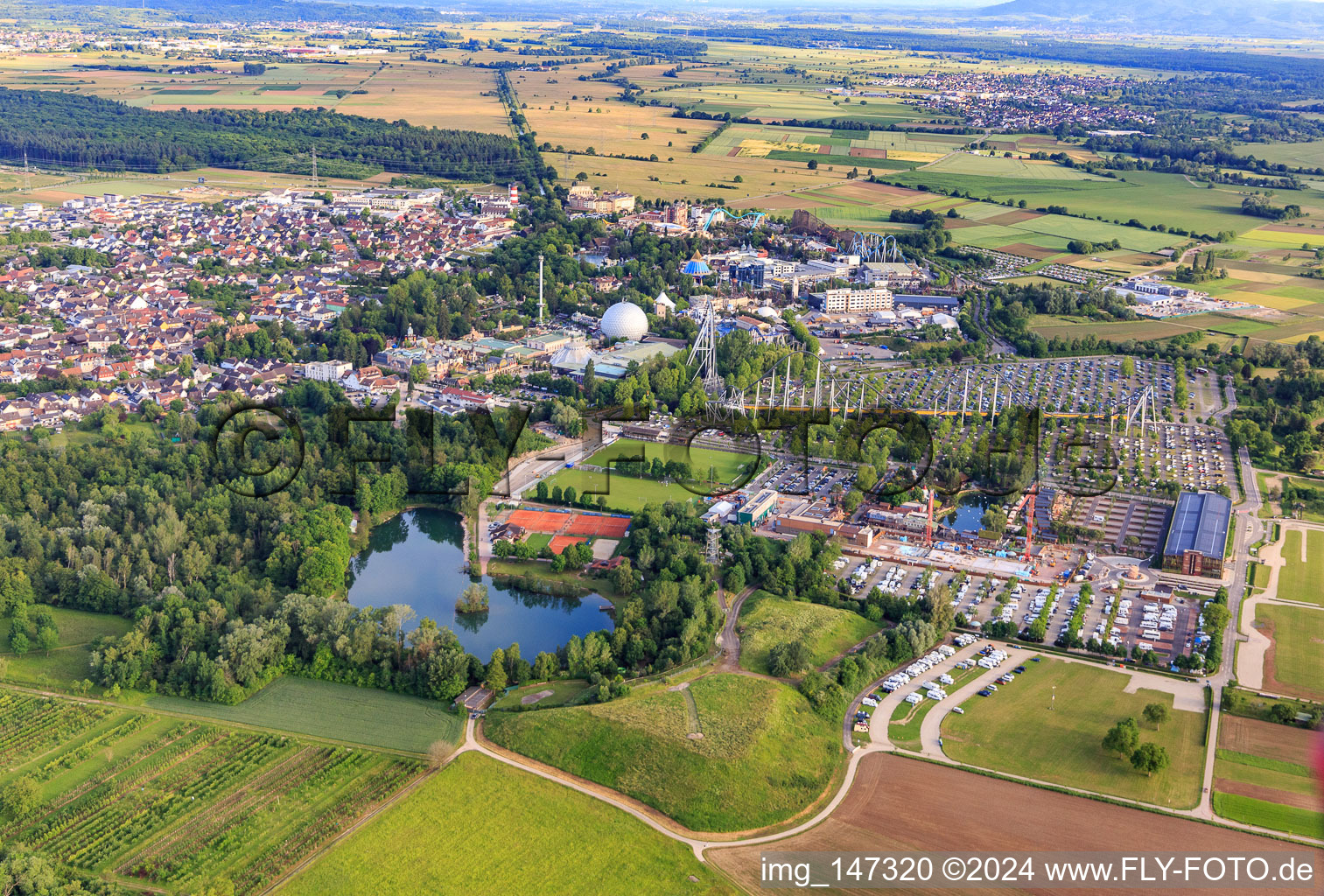 Vue aérienne de Vue de l'Europapark Rust depuis le nord derrière le lac de baignade Rust (Allmendsee) - OG31 à Rust dans le département Bade-Wurtemberg, Allemagne