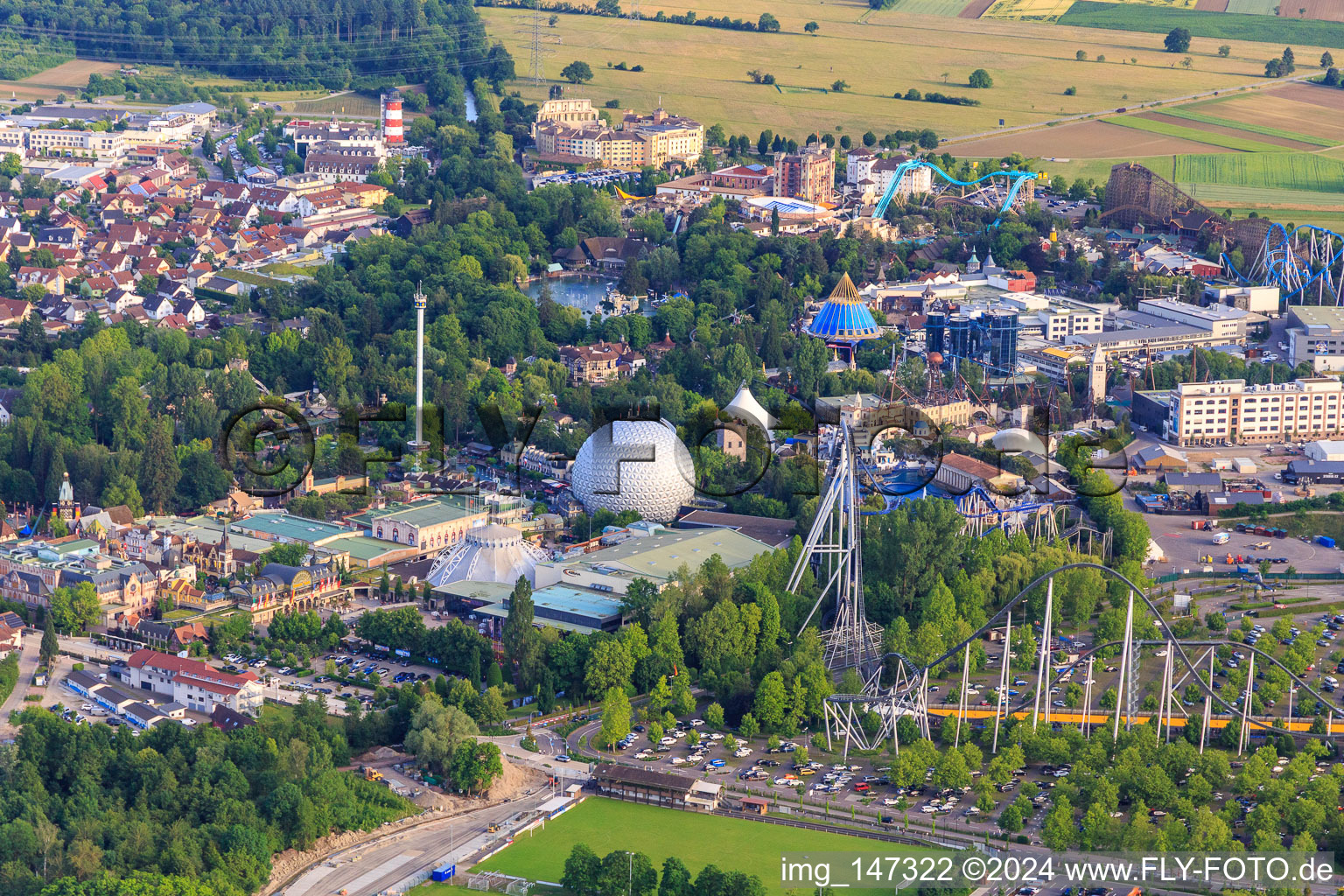Vue aérienne de Vue du nord avec Euro-Tower Eurosat - CanCan Coaster, Europa-Park Dome d'Europapark Rust à Rust dans le département Bade-Wurtemberg, Allemagne