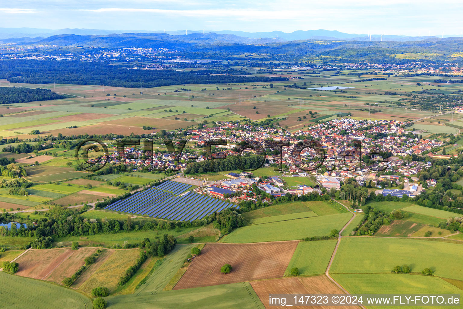 Vue aérienne de Vue de la ville depuis l'ouest à le quartier Kappel am Rhein in Kappel-Grafenhausen dans le département Bade-Wurtemberg, Allemagne