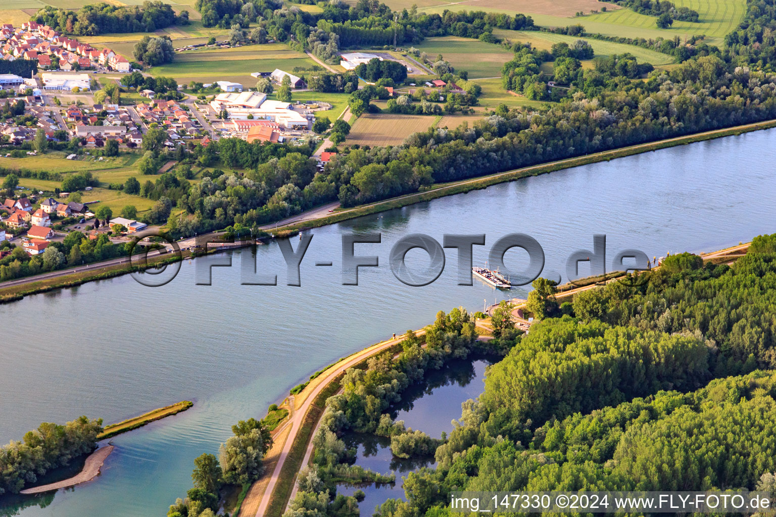 Vue aérienne de Ferry Rhinau-Kappel sur le Rhin à le quartier Rheinau in Ortenaukreis dans le département Bade-Wurtemberg, Allemagne