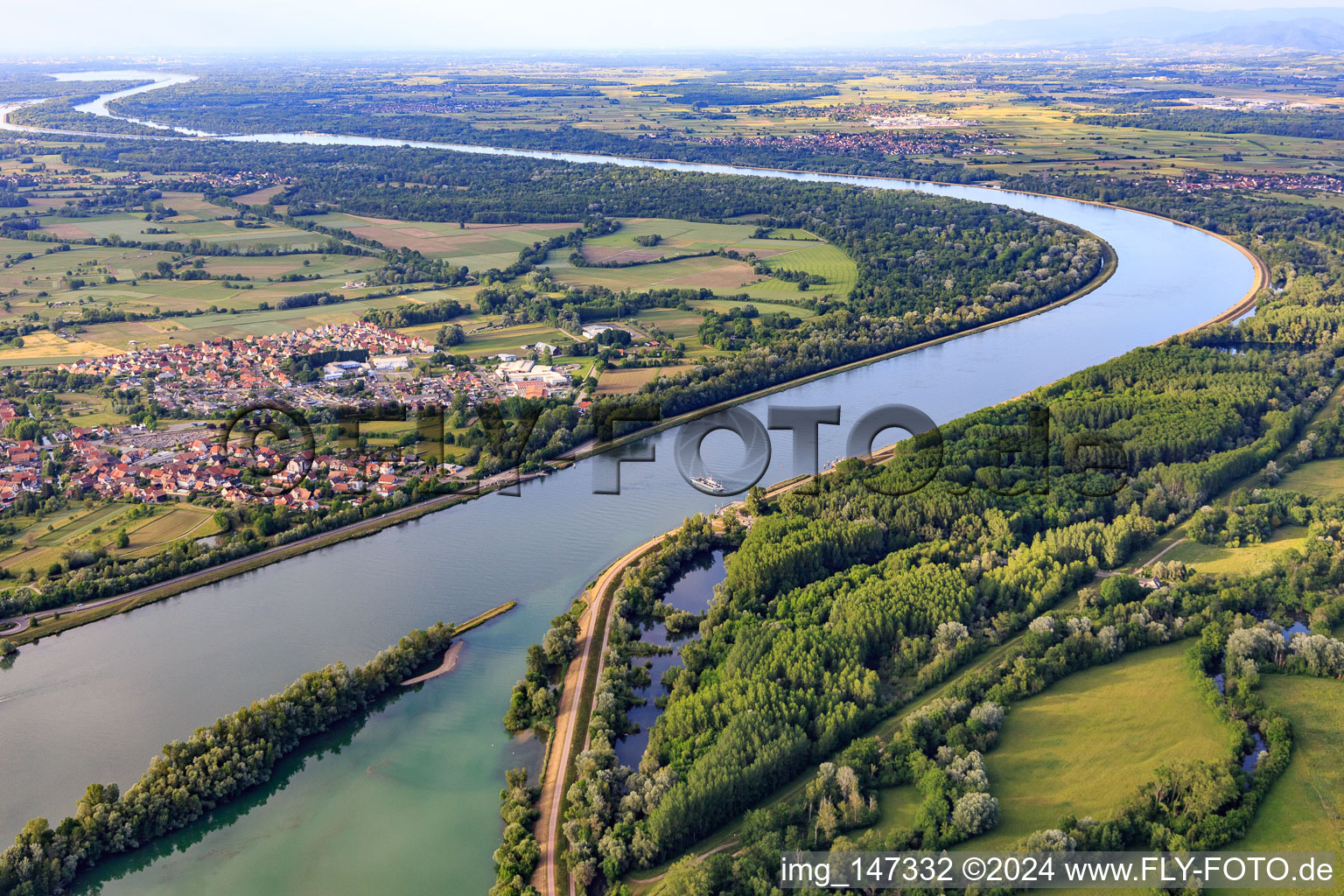 Vue aérienne de Ferry Rhinau-Kappel sur le Rhin à le quartier Rheinau in Ortenaukreis dans le département Bade-Wurtemberg, Allemagne