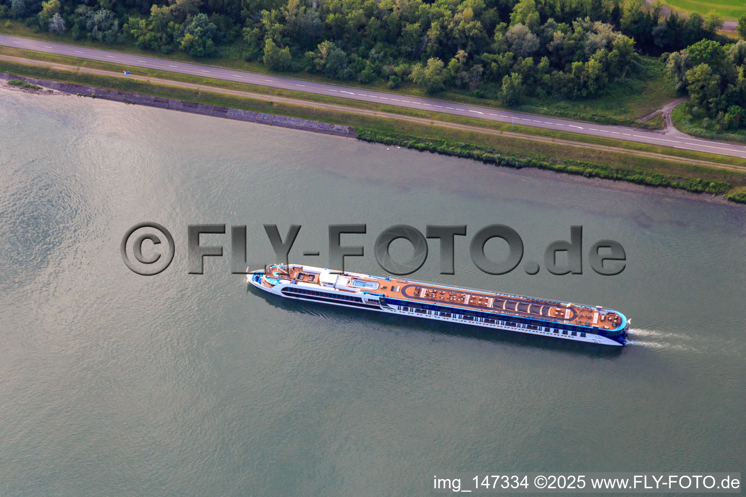 Vue aérienne de Bateau à vapeur sur le Rhin à Rhinau dans le département Bas Rhin, France