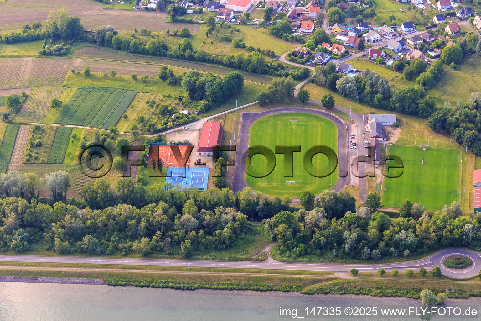 Vue aérienne de Club de Tennis Rhinau et Club de Football de Rhinau - FCR à Rhinau dans le département Bas Rhin, France