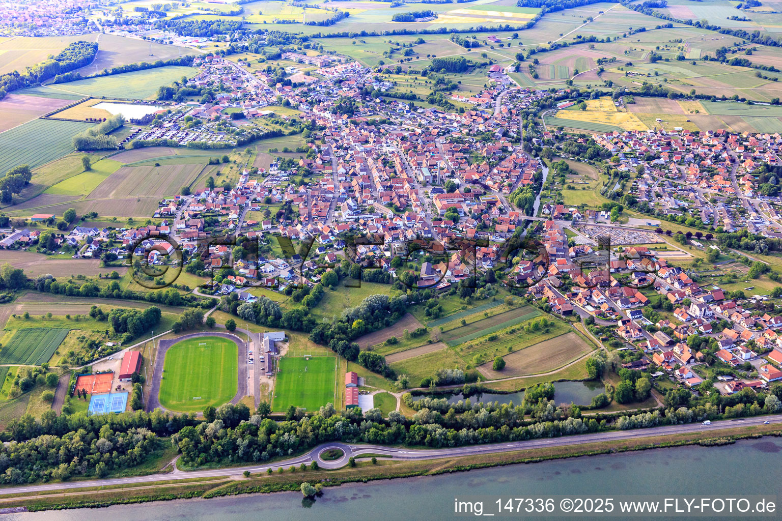 Vue aérienne de Vue de la ville sur le Rhin avec le Tennis Club Rhinau et le Football Club de Rhinau - FCR à Rhinau dans le département Bas Rhin, France