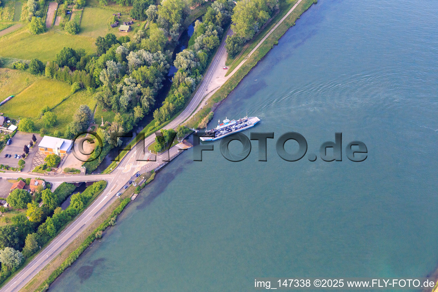 Vue aérienne de Ferry Rhinau-Kappel sur le Rhin à Rhinau dans le département Bas Rhin, France