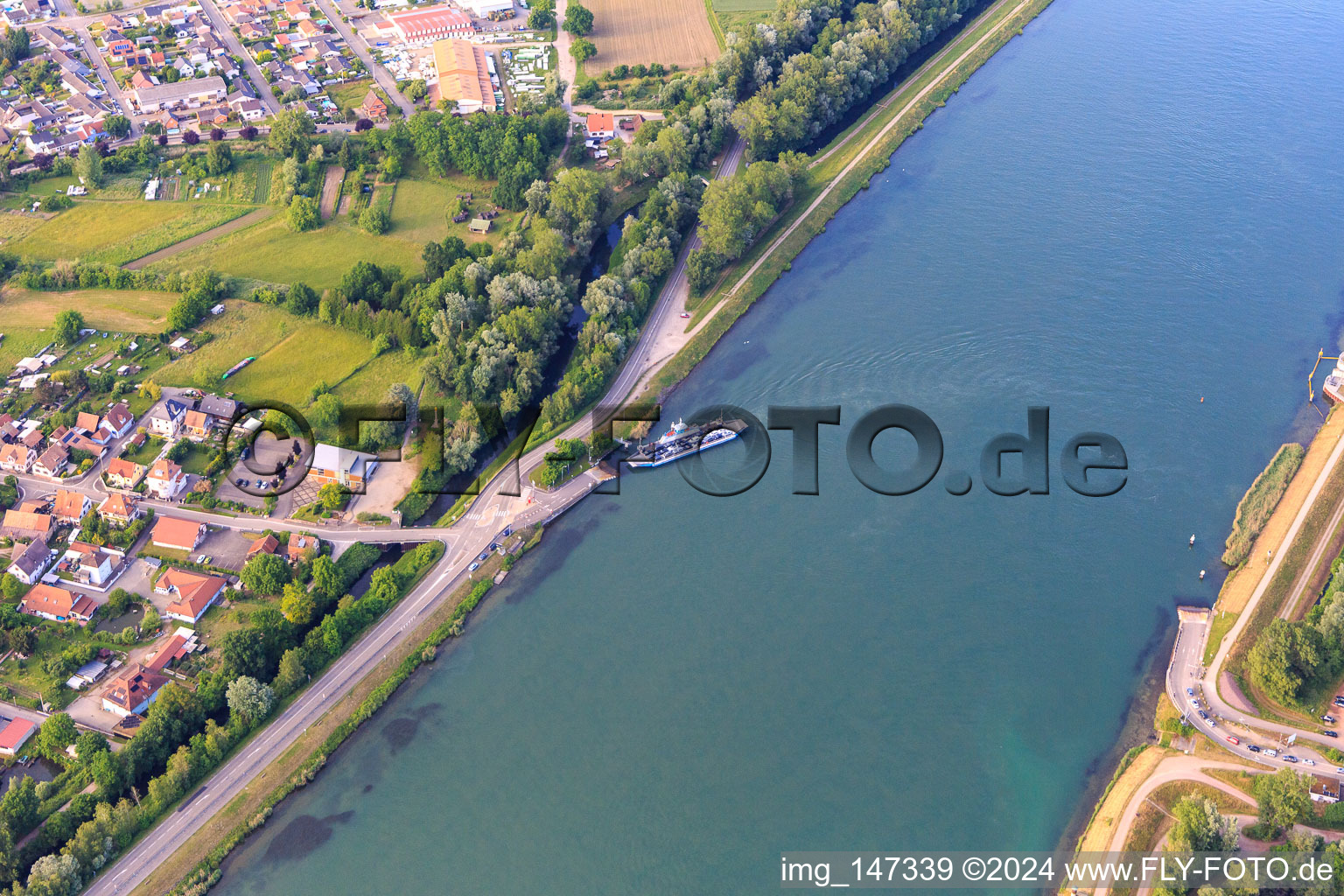 Vue aérienne de Ferry Rhinau-Kappel sur le Rhin à Rhinau dans le département Bas Rhin, France