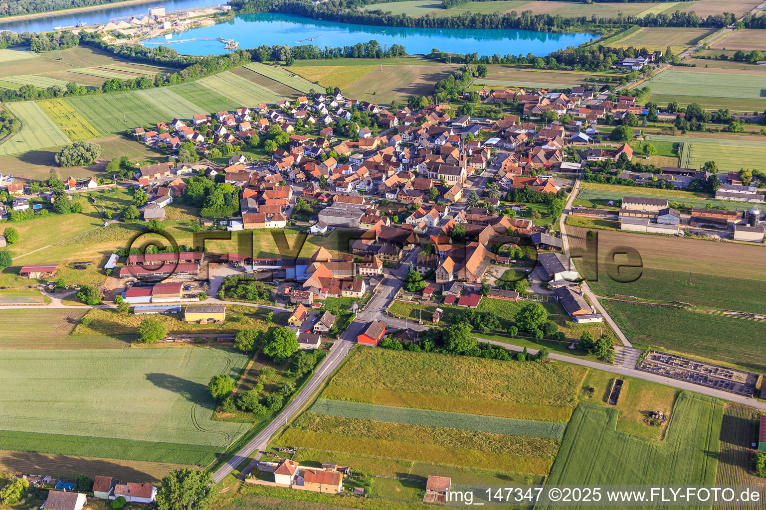Vue aérienne de Vue du village depuis le nord devant le lac de carrière/gravière de la SAS Les Gravières Rhénanes à Friesenheim dans le département Bas Rhin, France