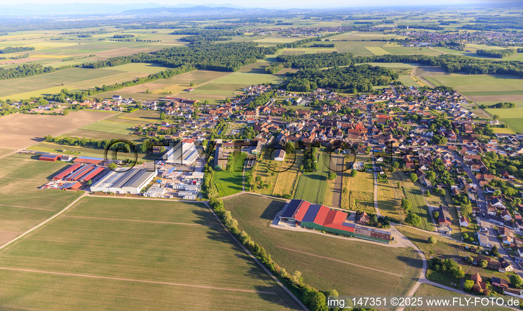 Vue aérienne de Vue du village depuis le nord avec EARL JAEG ROLAND, Cintrage Wollenburger et De Vinci Concepts Modulaires à Bindernheim dans le département Bas Rhin, France