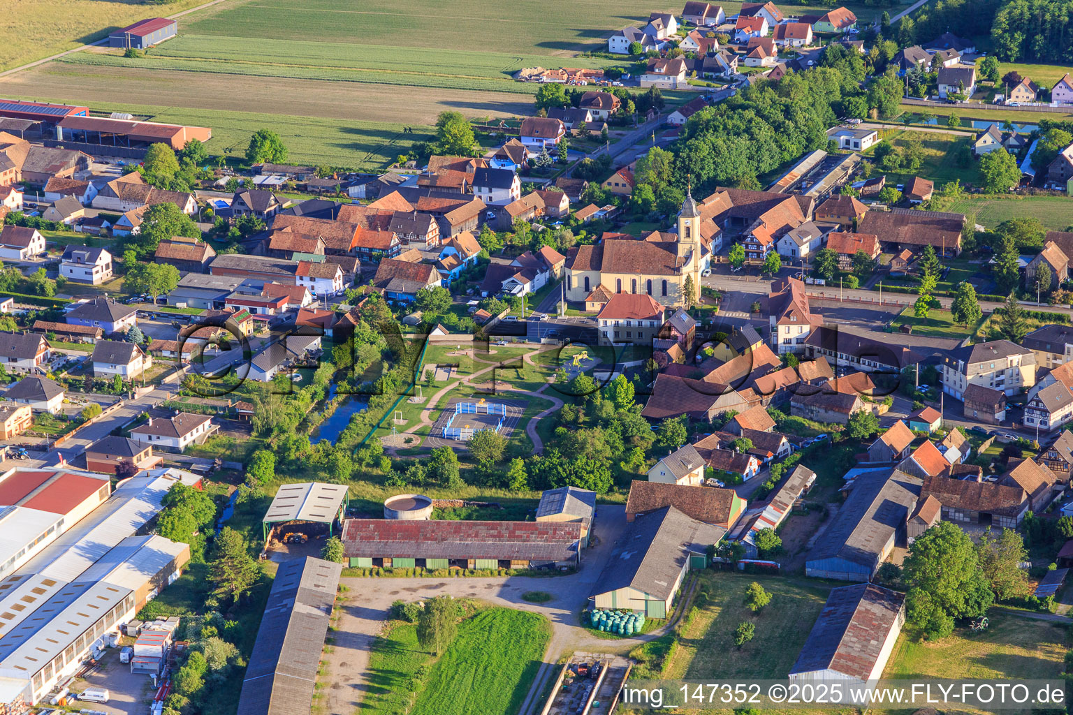 Vue aérienne de Parc inter générationnel à la mairie et à l'église Église Saint Ulrich de Bindernheim à Bindernheim dans le département Bas Rhin, France