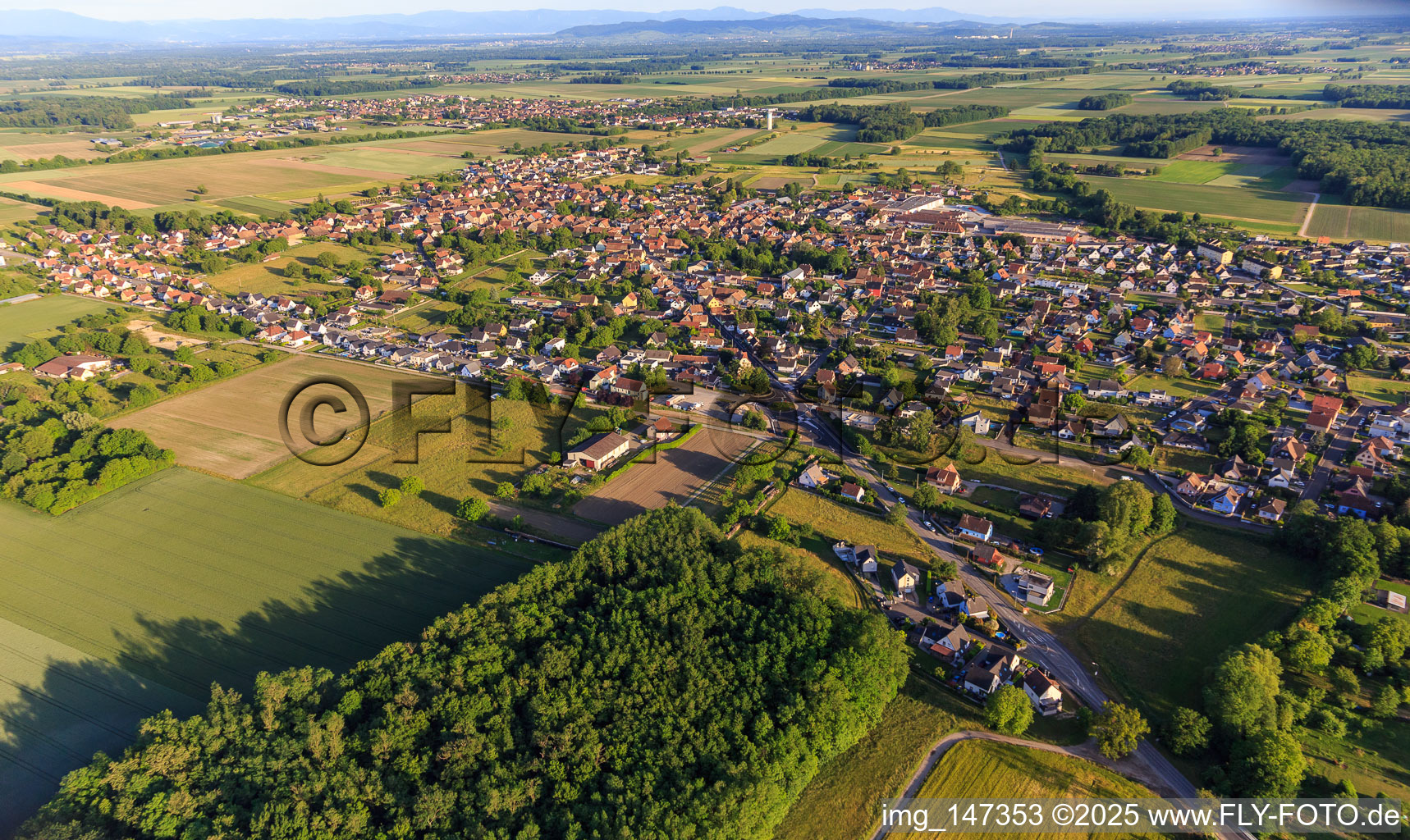 Vue aérienne de Vue de la ville depuis le nord-ouest à Wittisheim dans le département Bas Rhin, France