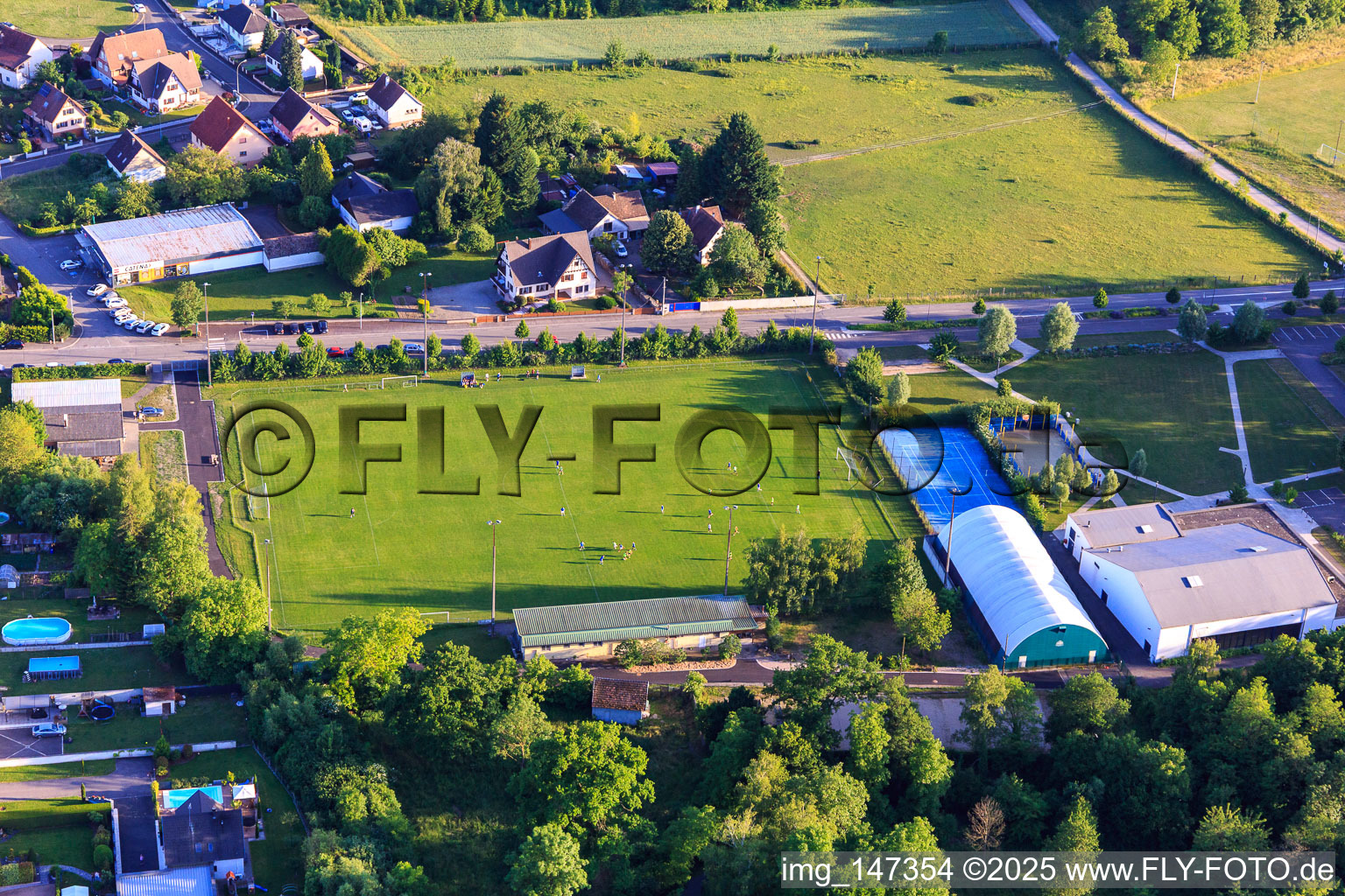 Vue aérienne de Terrain de football à la Salle polyvalente à Wittisheim dans le département Bas Rhin, France