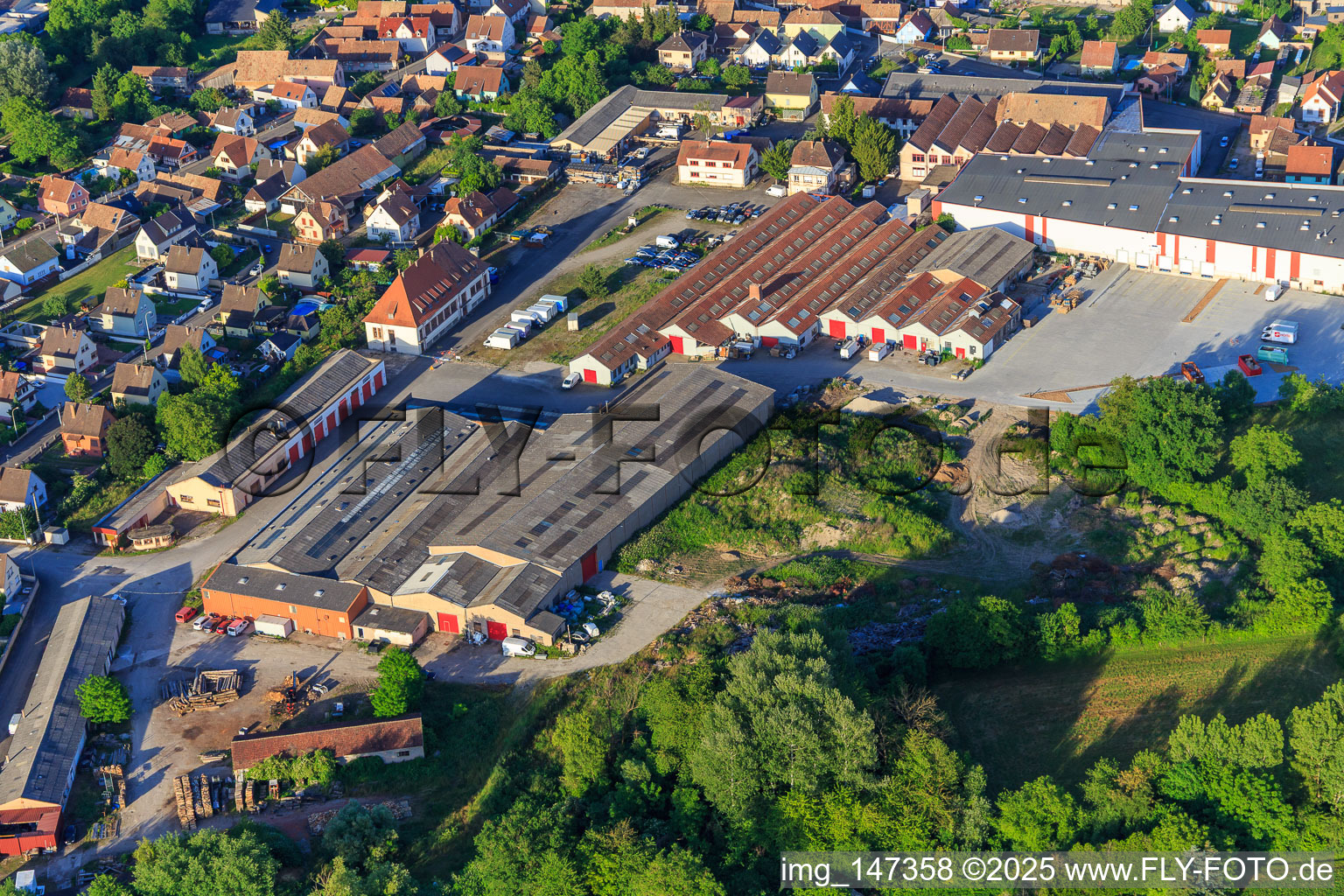Vue aérienne de Carrosserie Sélestat rénov et Transport VIR dans ancienne usine à Wittisheim dans le département Bas Rhin, France