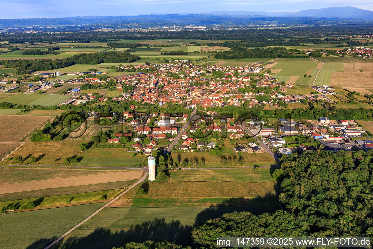 Vue aérienne de Vue de la ville depuis l'ouest derrière le château d'eau à Sundhouse dans le département Bas Rhin, France
