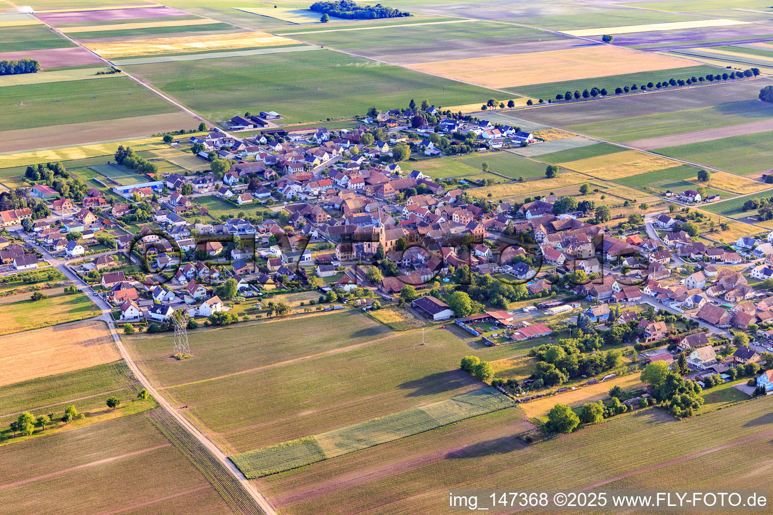 Vue aérienne de Vue du village depuis le nord-est à Hessenheim dans le département Bas Rhin, France