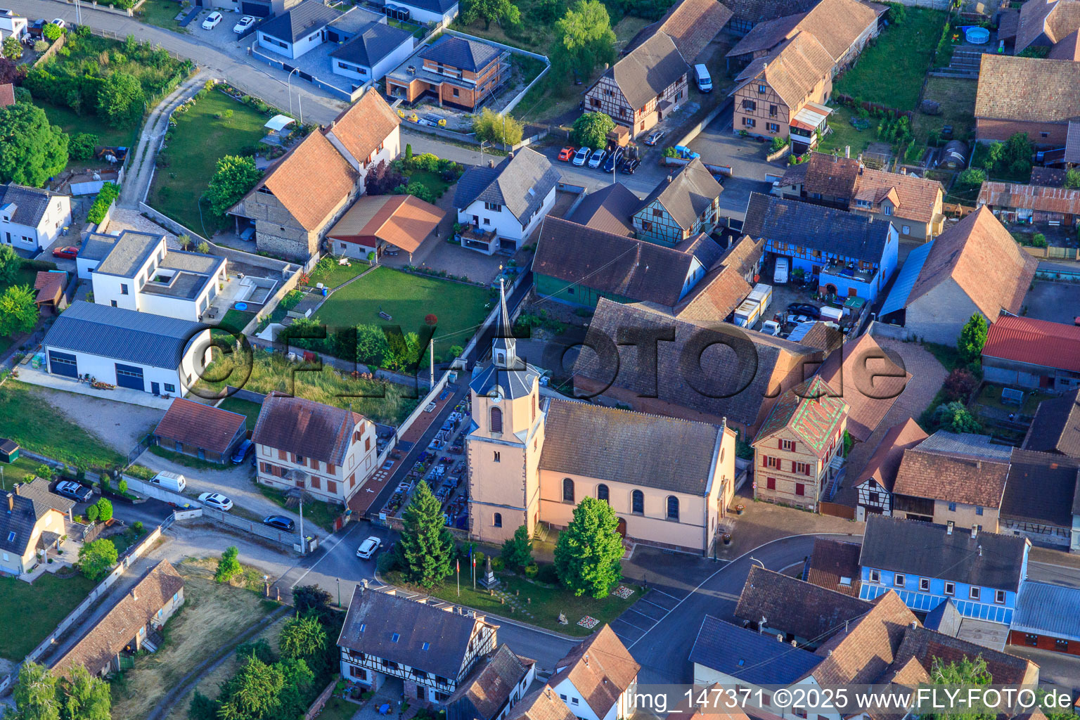 Vue aérienne de Église et mairie au centre du village à Hessenheim dans le département Bas Rhin, France