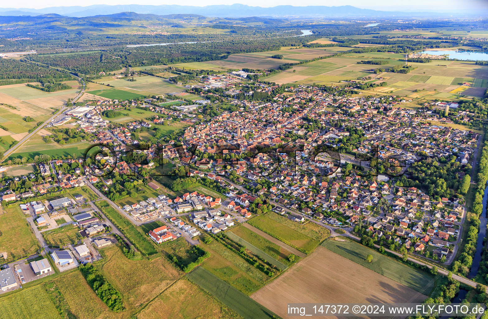 Vue aérienne de Vue de la ville depuis le nord-ouest à Marckolsheim dans le département Bas Rhin, France