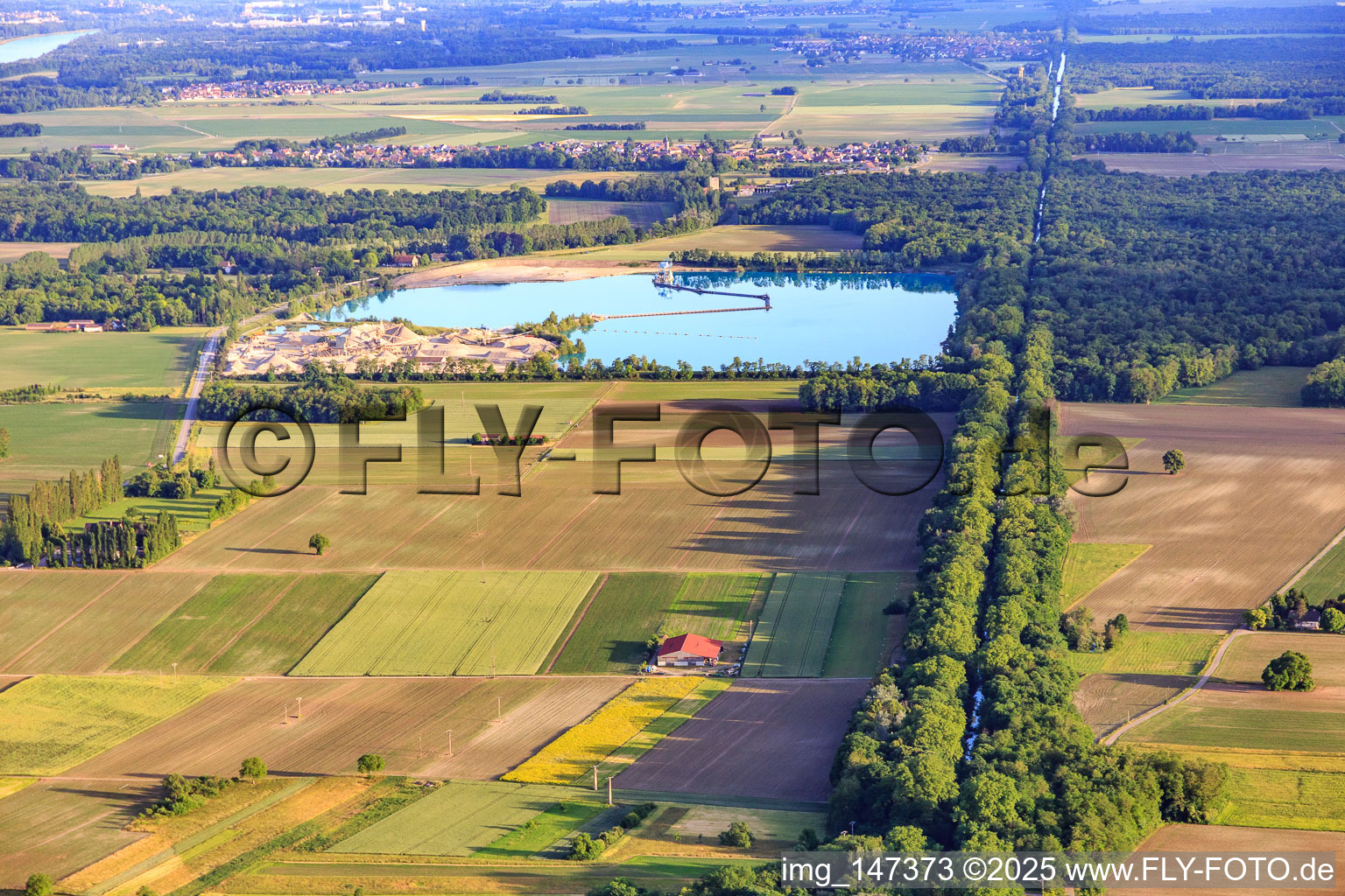 Vue aérienne de Lac de gravier des Ballastières Werny SAS à Marckolsheim dans le département Bas Rhin, France