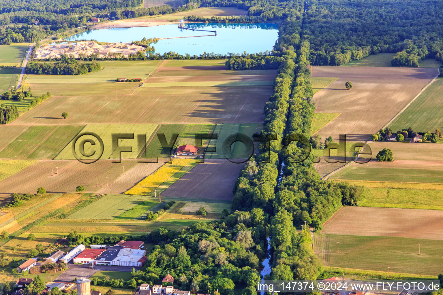 Vue aérienne de Lac de gravier des Ballastières Werny SAS à Marckolsheim dans le département Bas Rhin, France