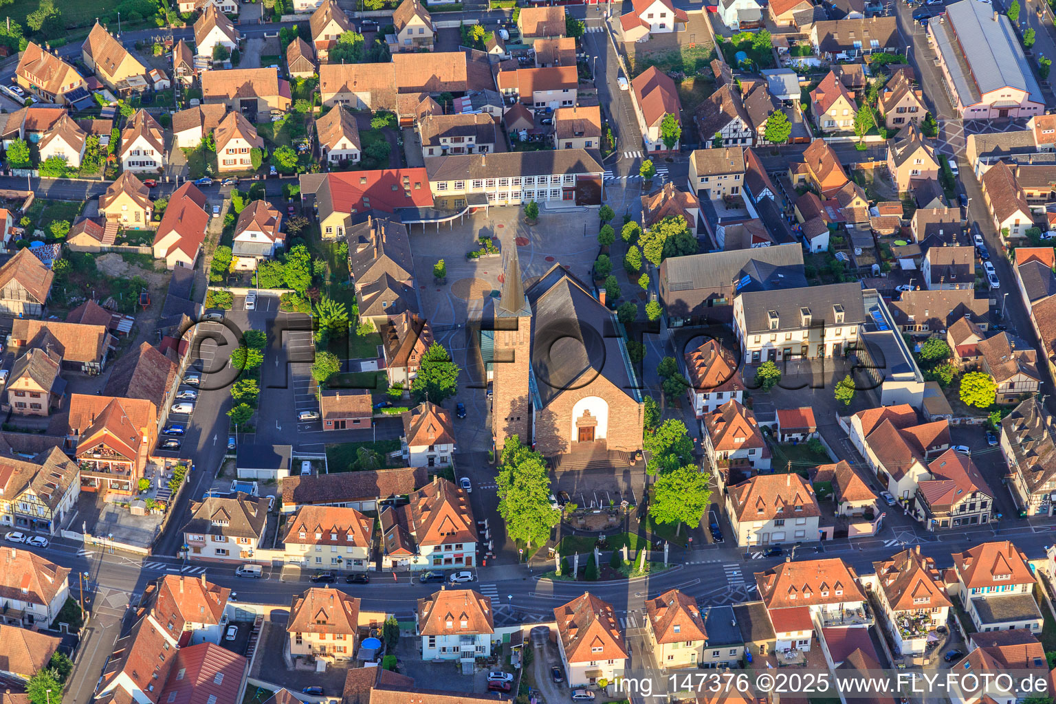 Vue aérienne de Église catholique Saint-Georges de Marckolsheim à Marckolsheim dans le département Bas Rhin, France