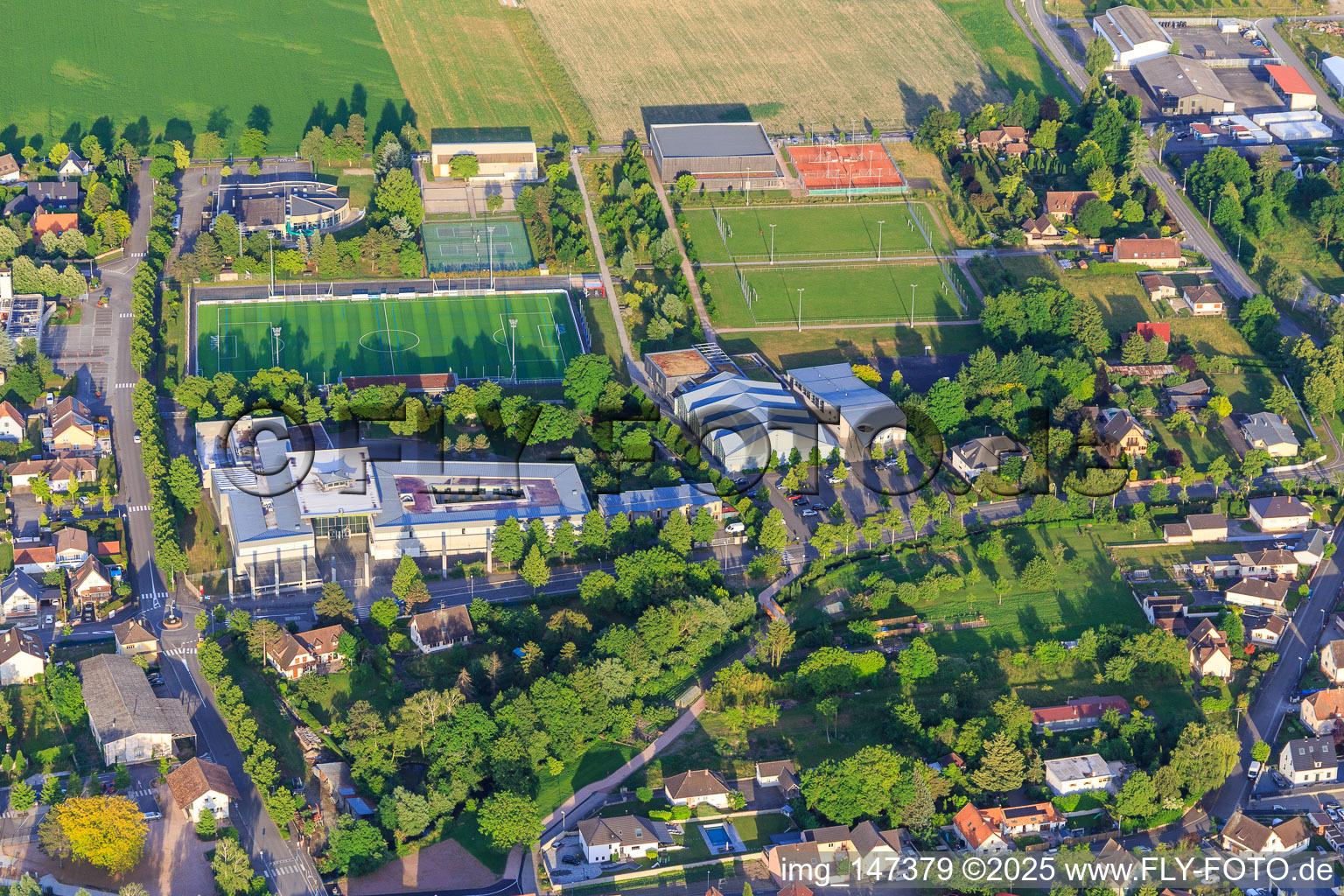Vue aérienne de Piscine aquatique et terrain de football au lycée et gymnase Jean-Jacques Waltz à Marckolsheim dans le département Bas Rhin, France