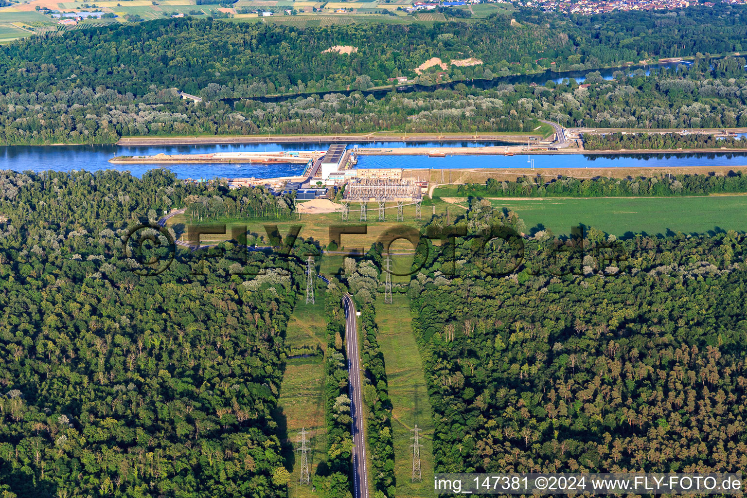 Vue aérienne de Route vers l'écluse du Rhin avec la centrale hydroélectrique Marckolsheim d'EDF à Marckolsheim dans le département Bas Rhin, France
