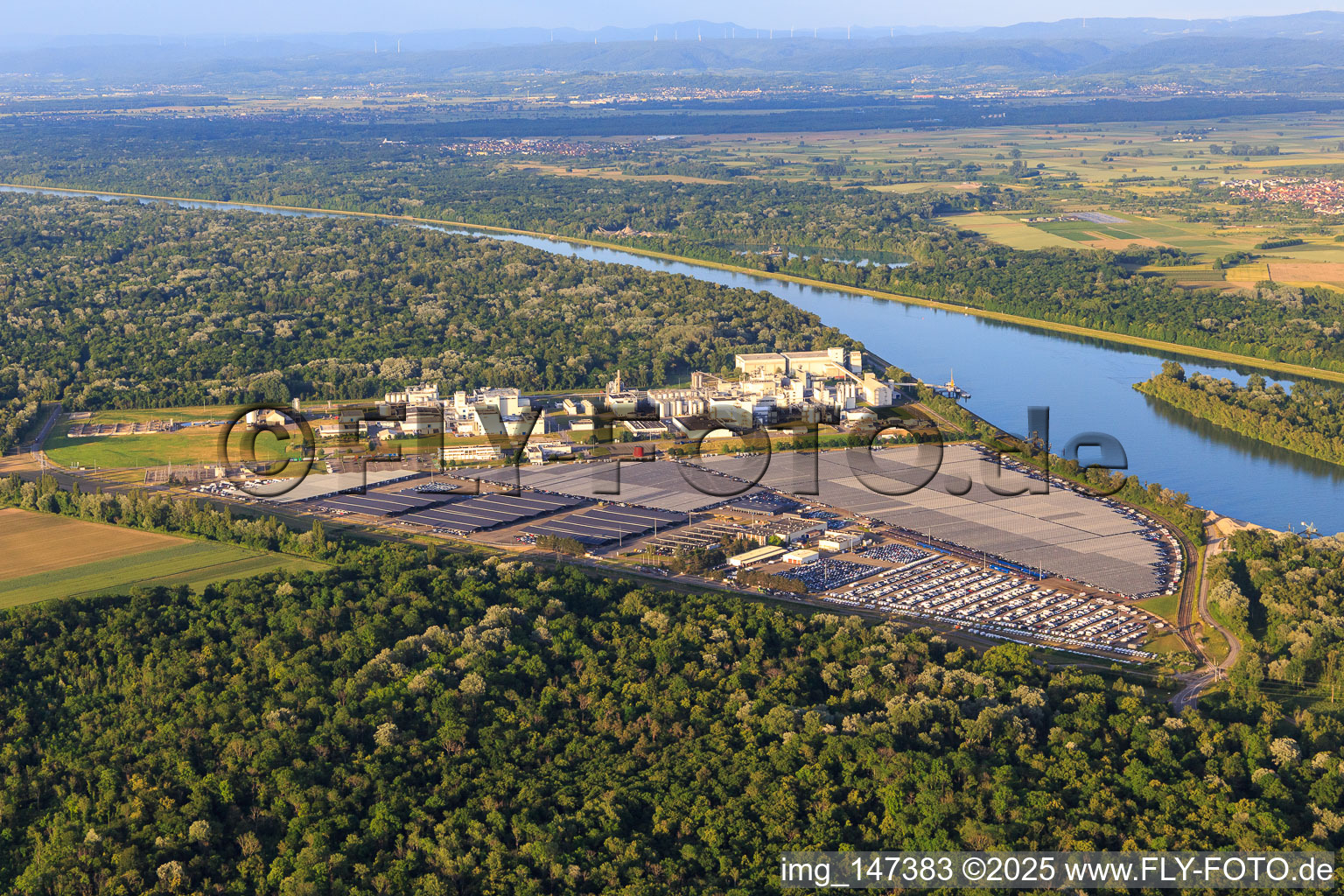 Vue aérienne de Zone industrielle et portuaire avec installations industrielles sur le Rhin appartenant à Jungbunzlauer SA et TEREOS Starch & Sweeteners Europe devant l'entrepôt automobile CEVA Logistics à Marckolsheim dans le département Bas Rhin, France