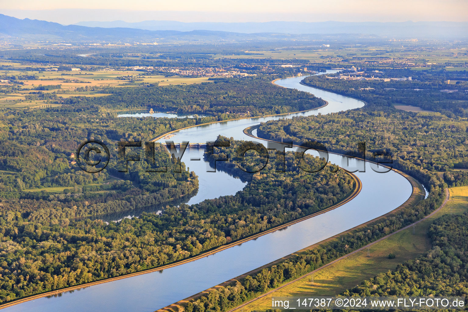 Vue aérienne de L'île du Rhin vue du nord avec le barrage EDF de Rhinau à Artzenheim dans le département Haut-Rhin, France