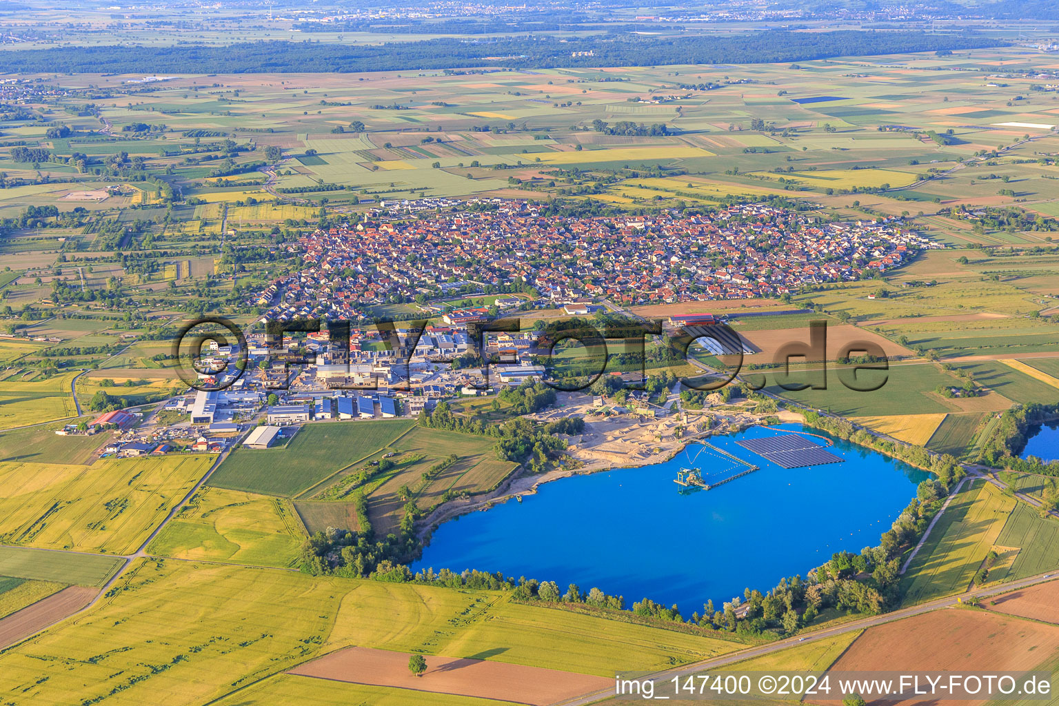 Vue aérienne de Vue de la ville depuis le sud-ouest avec la gravière de Wyhl et le système photovoltaïque flottant de Hermann Uhl KG - usine de Wyhl-Ort à Wyhl am Kaiserstuhl dans le département Bade-Wurtemberg, Allemagne