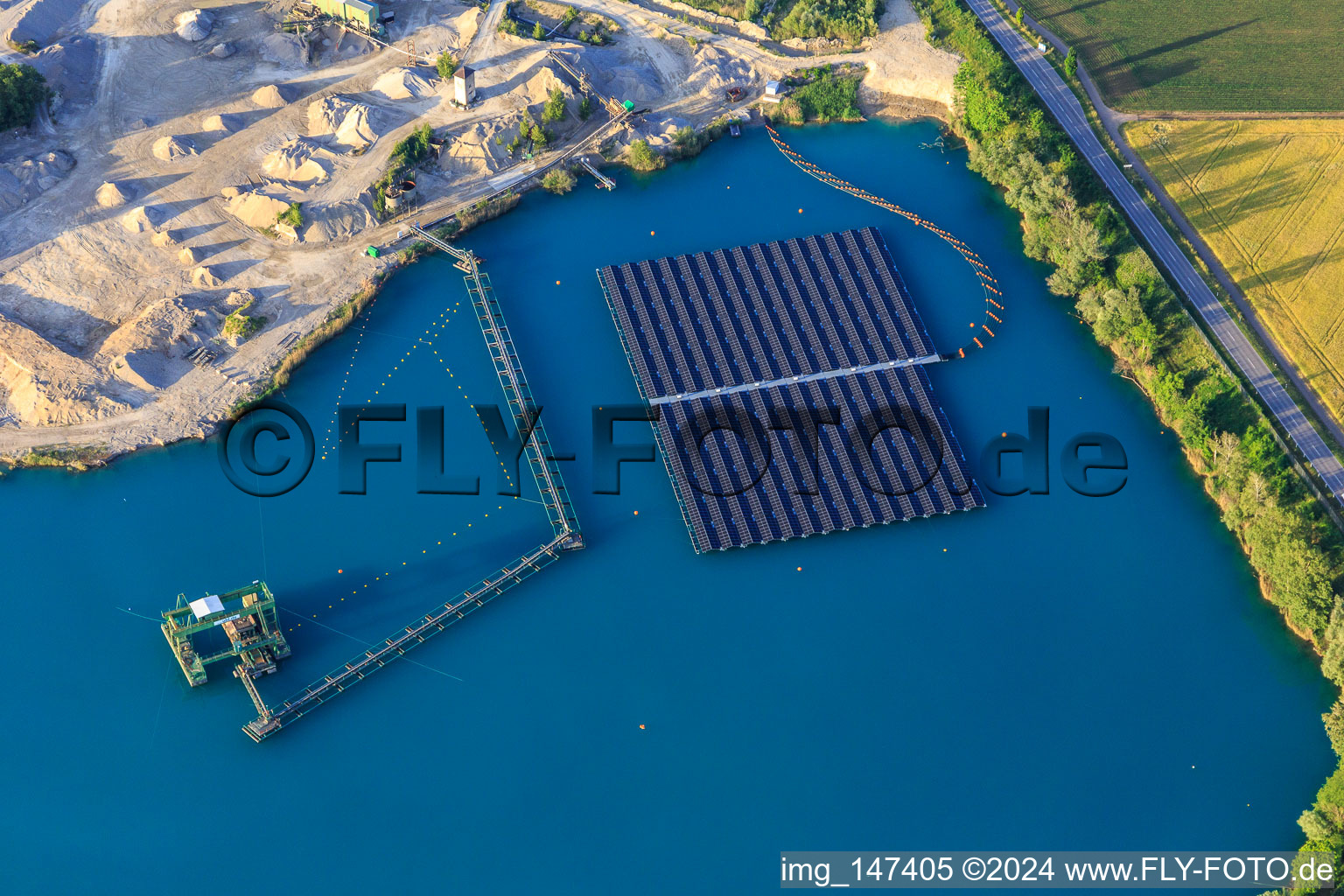 Vue aérienne de Gravière de Wyhl avec système photovoltaïque flottant de Hermann Uhl KG - Usine de Wyhl-Ort à Wyhl am Kaiserstuhl dans le département Bade-Wurtemberg, Allemagne