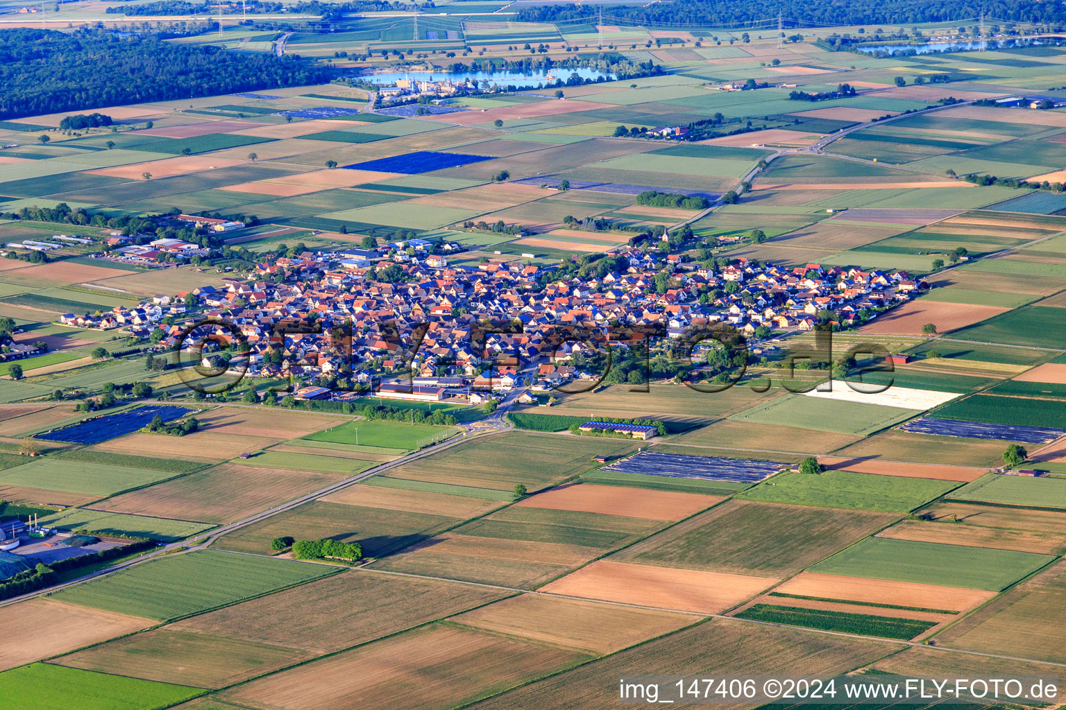 Vue aérienne de Vue du village depuis le sud-ouest à Forchheim dans le département Bade-Wurtemberg, Allemagne