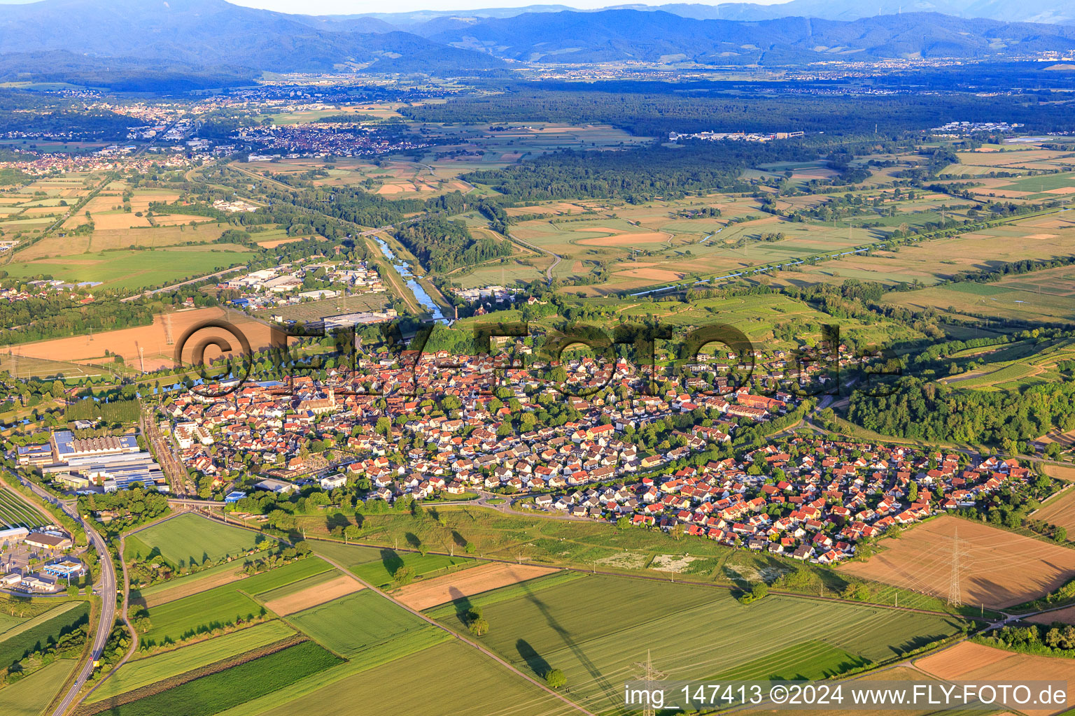 Vue aérienne de Vue de la ville depuis l'ouest à Riegel am Kaiserstuhl dans le département Bade-Wurtemberg, Allemagne