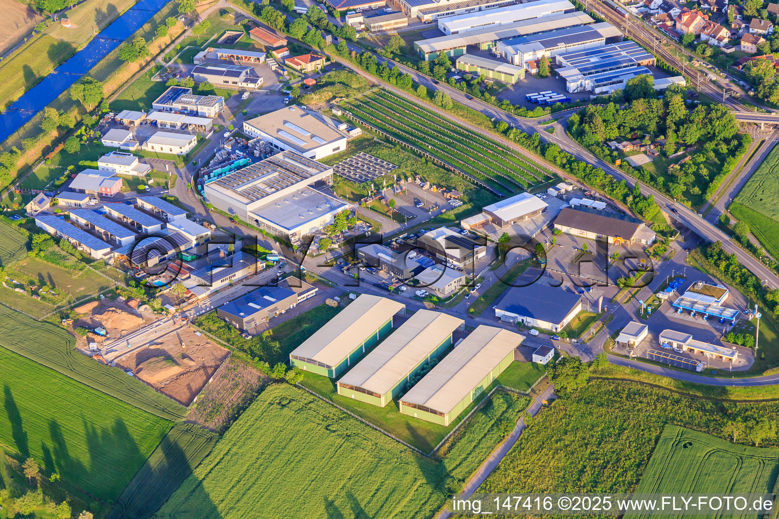 Vue aérienne de Zone industrielle Im Kleinfeldele avec Götz + Moriz GmbH - matériaux de construction, Herbert Hipp Verpackungs GmbH et Holzhack-Willmann à Riegel am Kaiserstuhl dans le département Bade-Wurtemberg, Allemagne