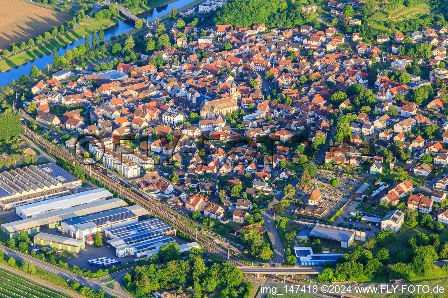 Vue aérienne de Centre-ville historique avec l'église Saint-Martin à Riegel am Kaiserstuhl dans le département Bade-Wurtemberg, Allemagne