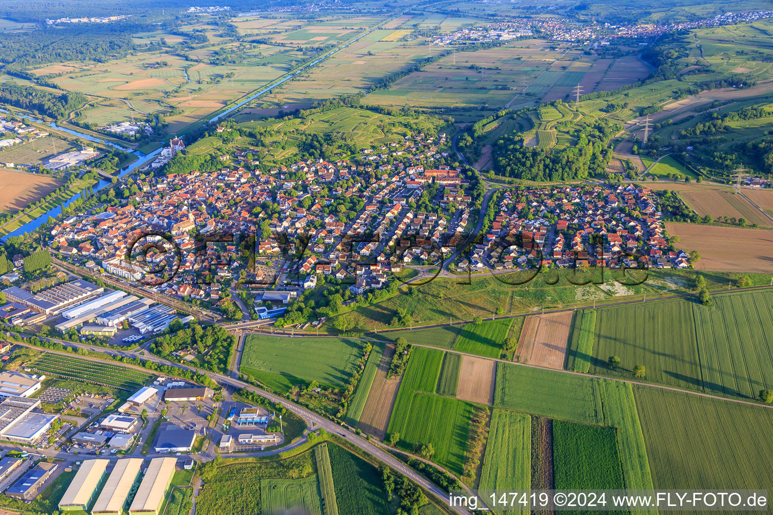 Vue aérienne de Vue d'ensemble de la ville au canal Léopold depuis le nord à Riegel am Kaiserstuhl dans le département Bade-Wurtemberg, Allemagne