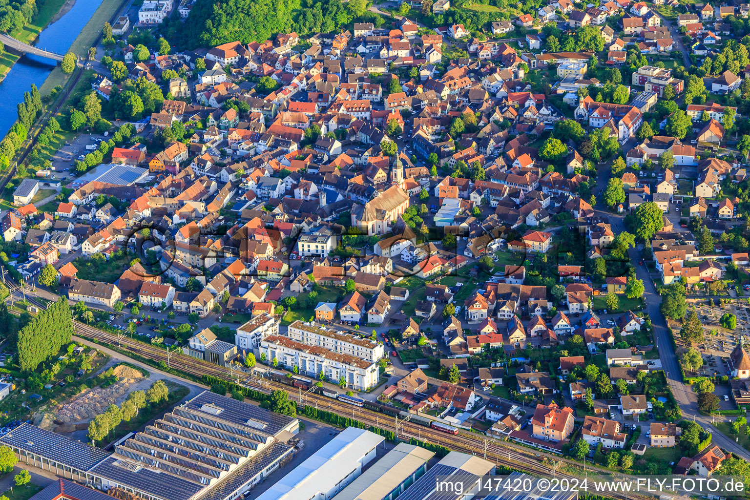 Vue aérienne de Vue d'ensemble de la ville au canal Léopold depuis le nord à Riegel am Kaiserstuhl dans le département Bade-Wurtemberg, Allemagne