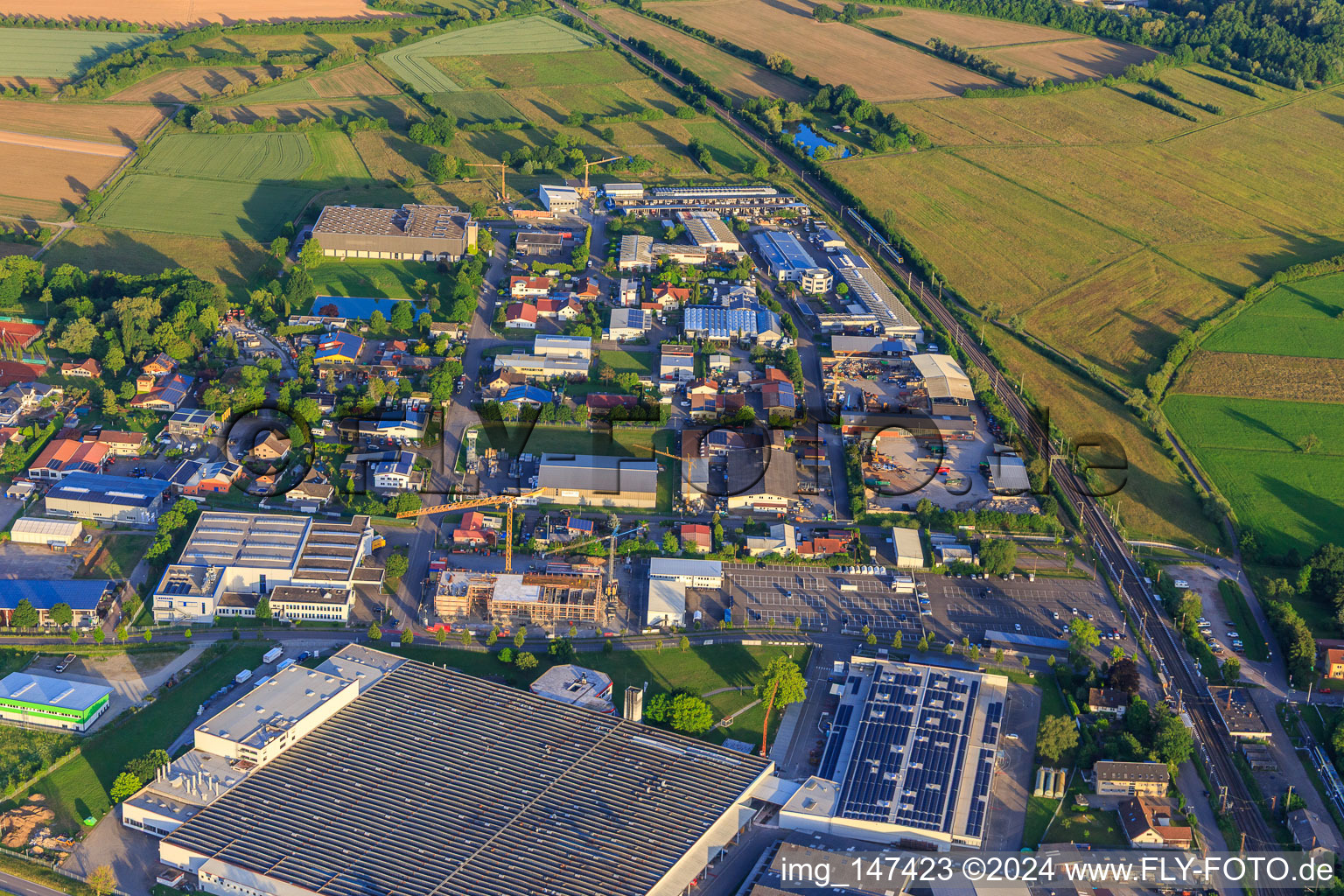 Vue aérienne de Zone industrielle de la Gewerbestraße avec Kemmler Baustoffhandel, Rhenus Data Office et Scheerer Logistik GmbH & Co. KG à Malterdingen dans le département Bade-Wurtemberg, Allemagne