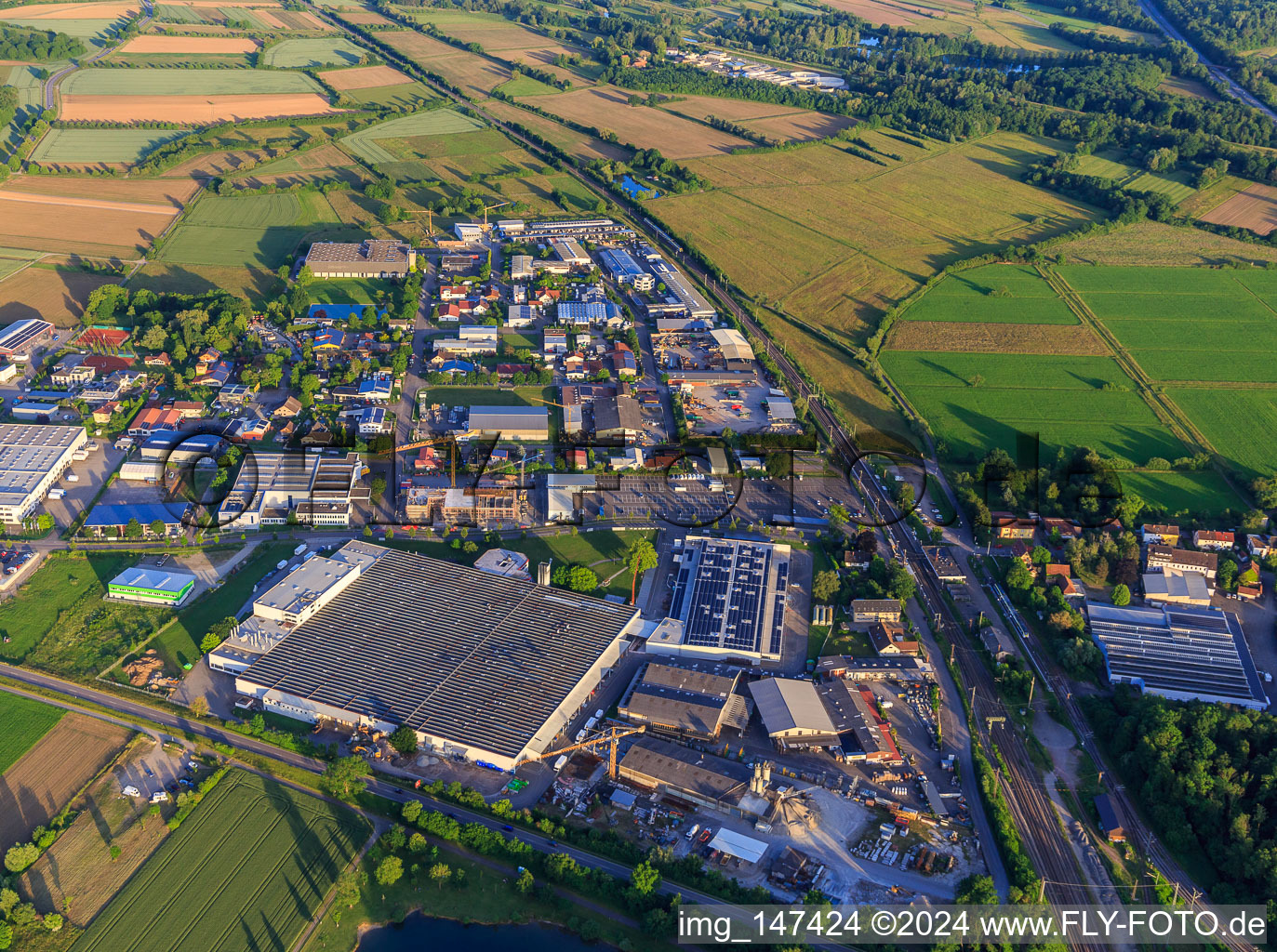 Vue aérienne de Zone industrielle de la Gewerbestraße avec Kemmler Baustoffhandel, Rhenus Data Office et Scheerer Logistik GmbH & Co. KG à Malterdingen dans le département Bade-Wurtemberg, Allemagne