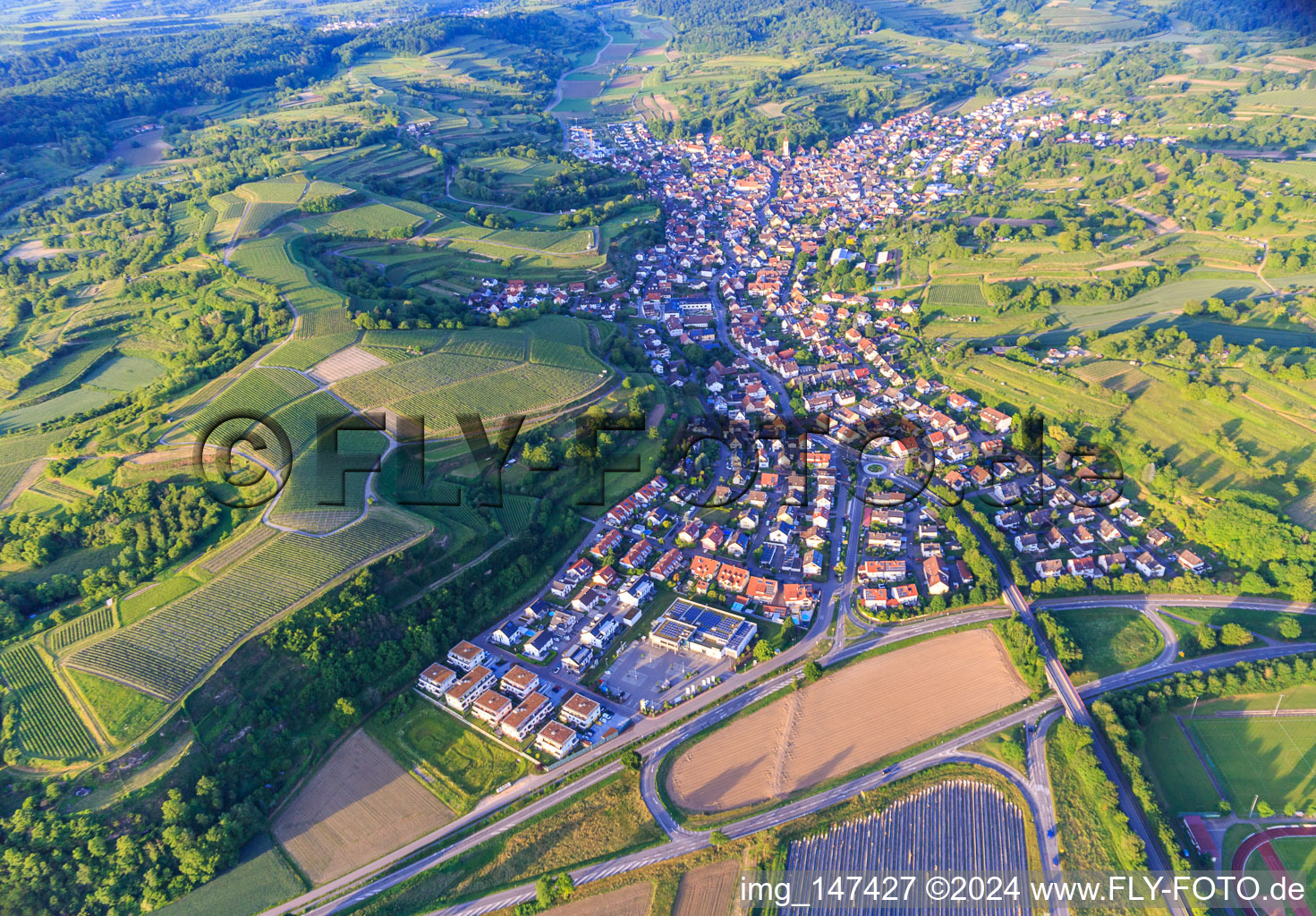 Vue aérienne de Vue du village viticole depuis le sud-ouest à Malterdingen dans le département Bade-Wurtemberg, Allemagne
