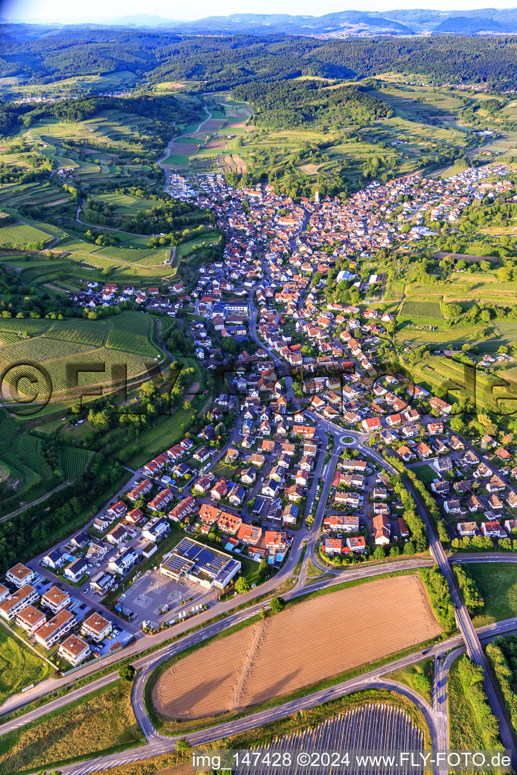 Vue aérienne de Vue du village viticole depuis le sud-ouest à Malterdingen dans le département Bade-Wurtemberg, Allemagne