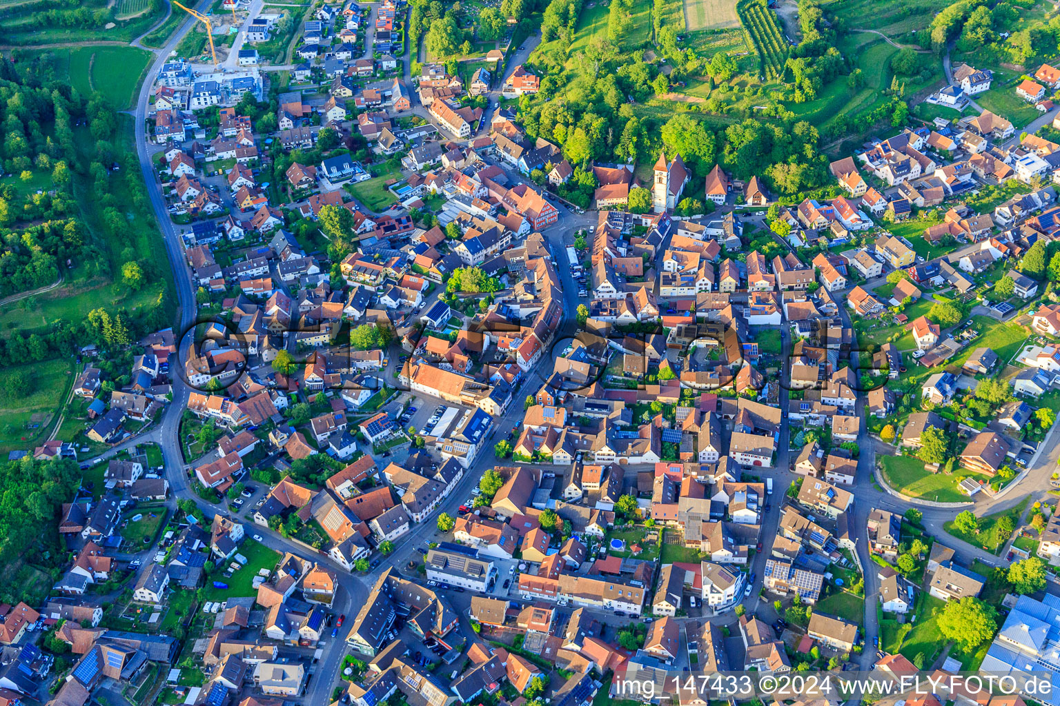 Vue aérienne de Rue principale et église évangélique Saint-Jacques à Malterdingen dans le département Bade-Wurtemberg, Allemagne