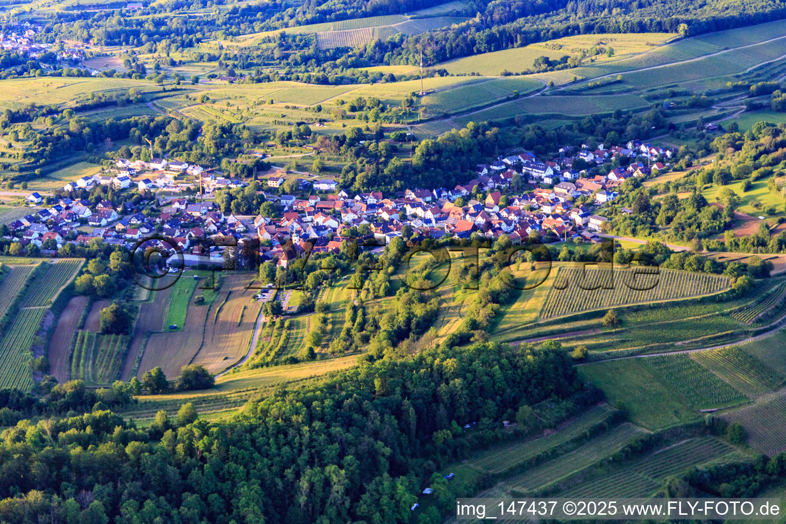Vue aérienne de Vue du village viticole depuis le sud-ouest à le quartier Bombach in Kenzingen dans le département Bade-Wurtemberg, Allemagne